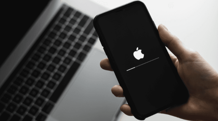 Apple đẩy cập nhật iOS 18.7.7 trên diện rộng để chặn chuỗi khai thác DarkSword